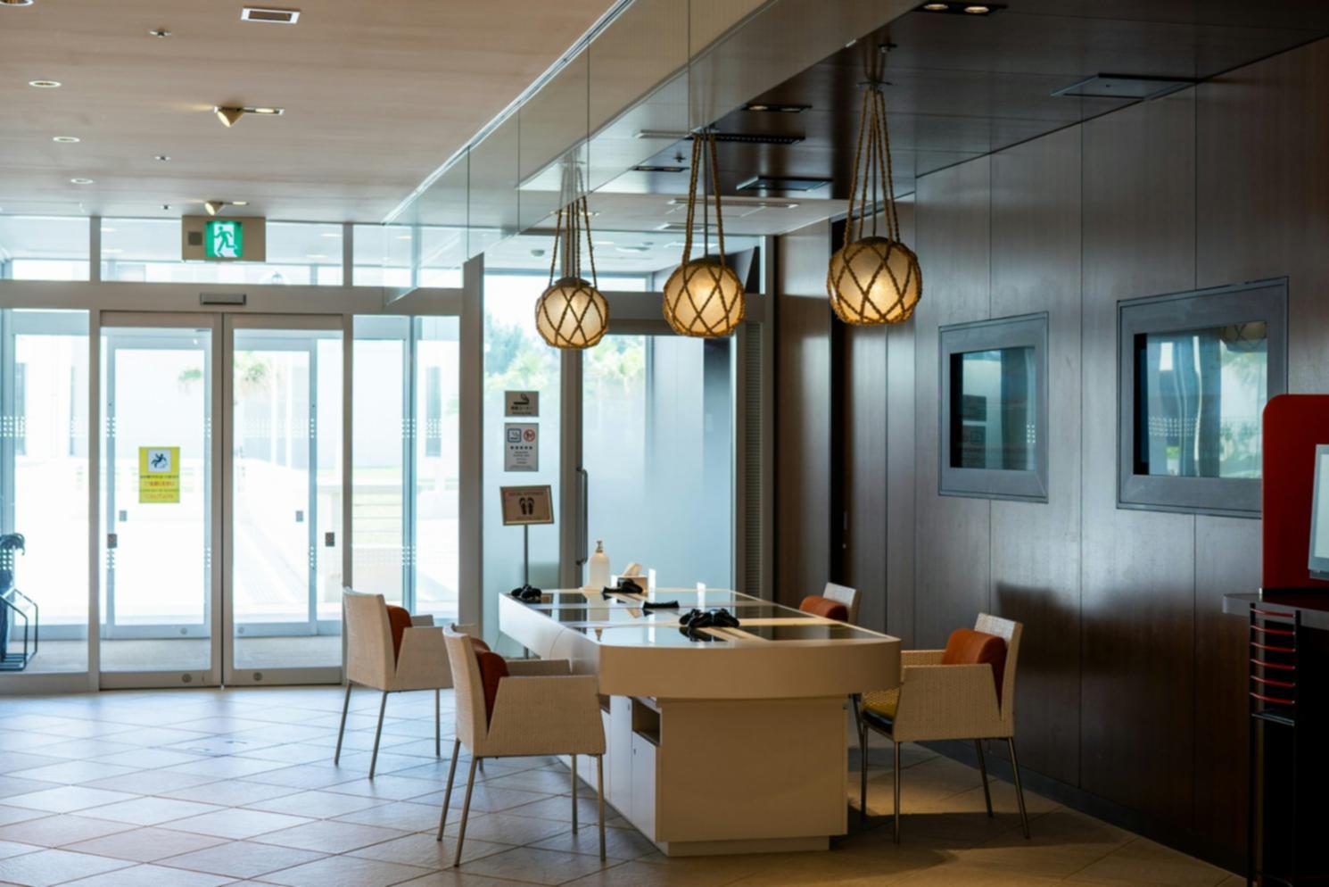 Equipo de trabajo colaborando en estrategia financiera con documentos y análisis visual