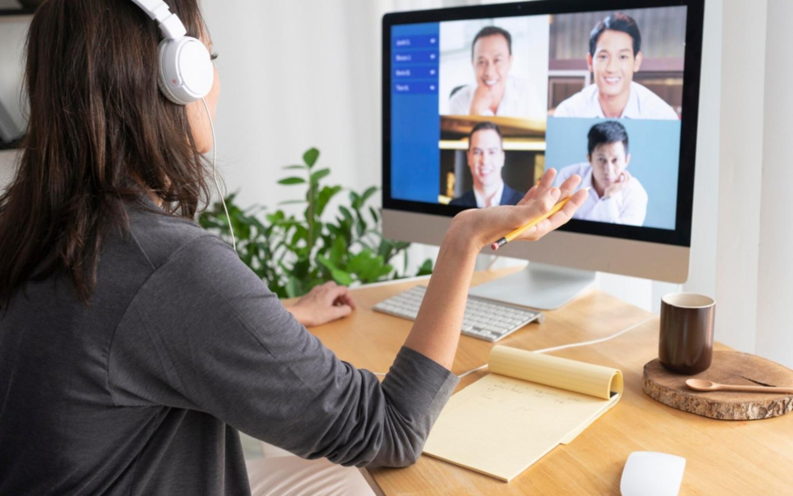 Empresaria revisando análisis financiero detallado con gráficos y documentos de planificación